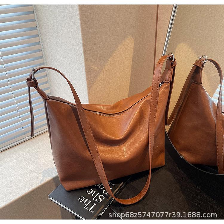 Korean popular casual soft leather commuter shoulder bag women's new large-capacity fashion messenger tote bag dumpling bag