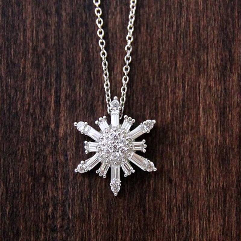 Huitan Snowflake Creation Female Pendant Necklace for Matrimony Party Engagement Fashion Accessories Inlaid Radiant CZ Versatile Adornments