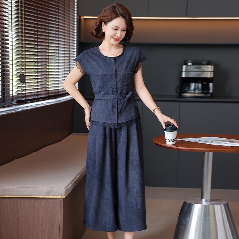 

Stylish Lace T-Shirt & Wide-Leg Pants Set for Middle-Aged Women 4XL (For 130-145 jin)