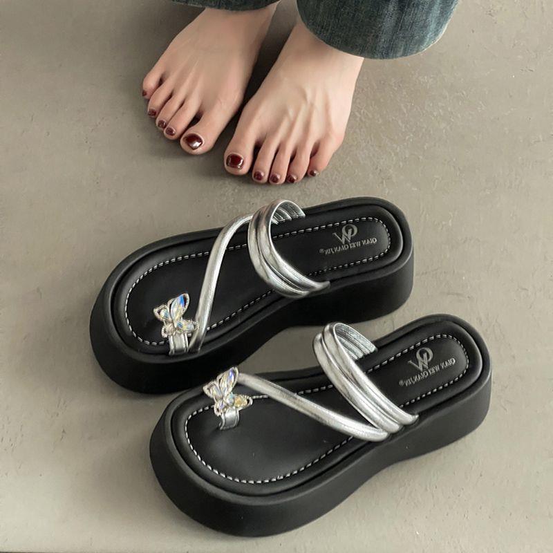 2025 Summer New Internet Celebrity Super Fire One-word Drag Niche Design Sense Thick Bottom Set Toe Beach Lady Cool Slippers