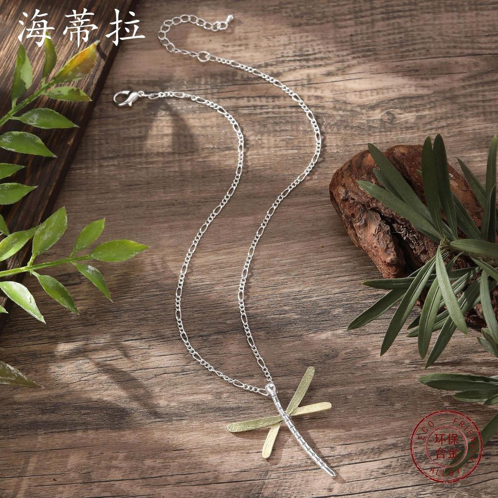 Neues Farböl kleiner Libellenanhänger, einfache und hochwertige Damen vielseitige Libellenhalskette