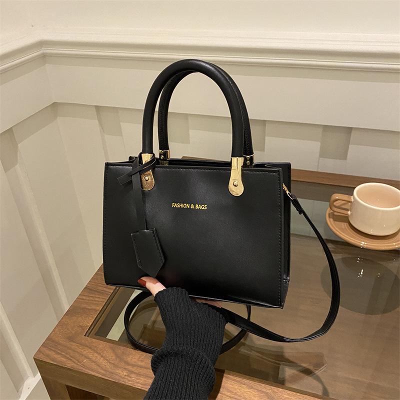 

Женская сумка 2025 Новая Осень и Зима Универсальная Маленькая Квадратная Сумка Премиум Сумка Мессенджер Женская Однотонная Простая Сумка на Плечо чёрный