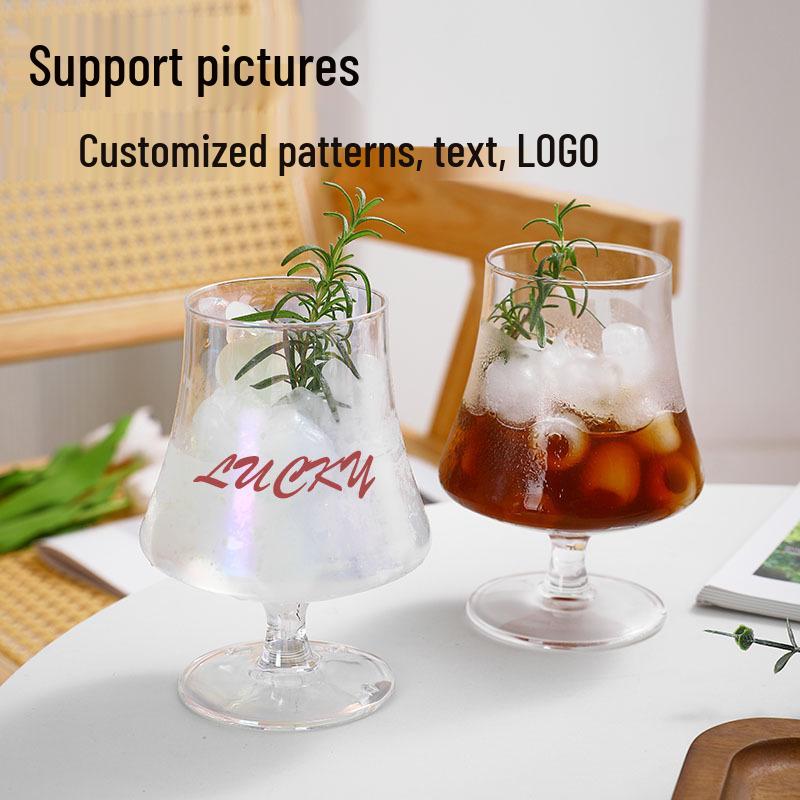 Pahar de vin roșu cireș de Ziua Îndrăgostiților cu cupă de desert cu mousse de căpșuni