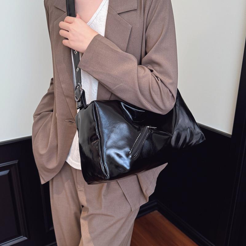 Large capacity fashion glossy handbag bag women's autumn and winter new fashion pillow bag simple shoulder oblique span bag