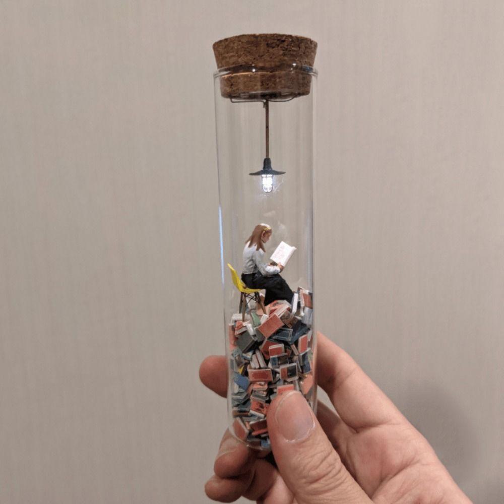 

Сифонувати Пробірка Перспективний малюнок Креативна модель читача Чоловік, що читає, у пробірці woman