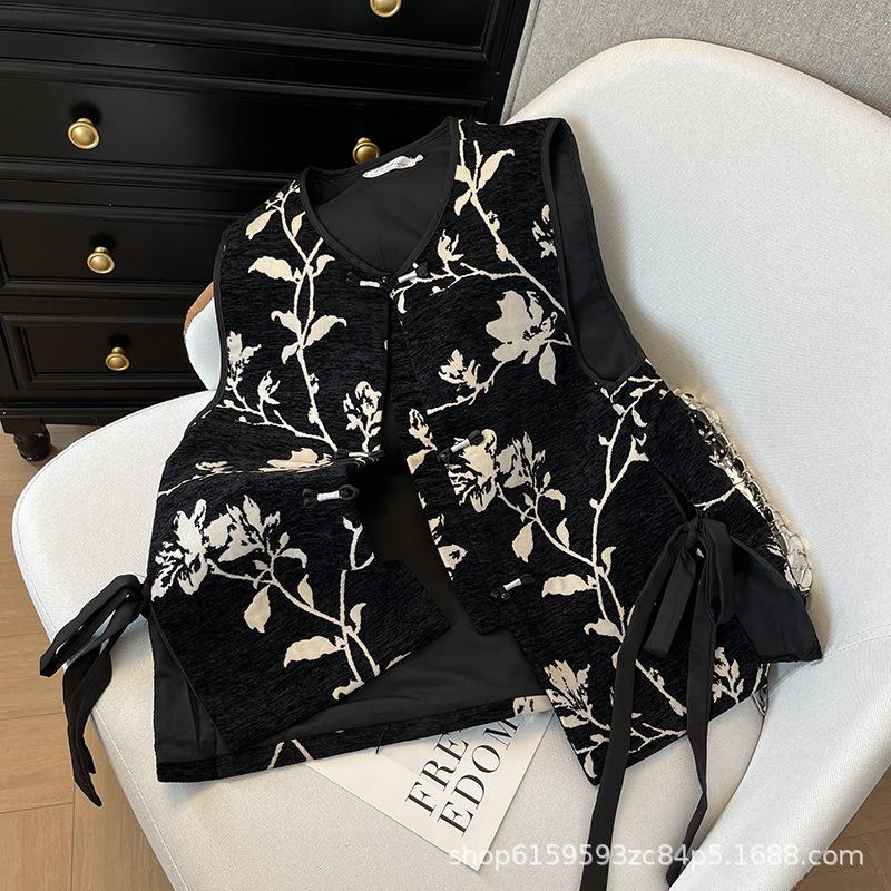 2025 early spring outside the city of Gusu, new product temperament, retro and advanced sense, jade buckle, placket and flower vest