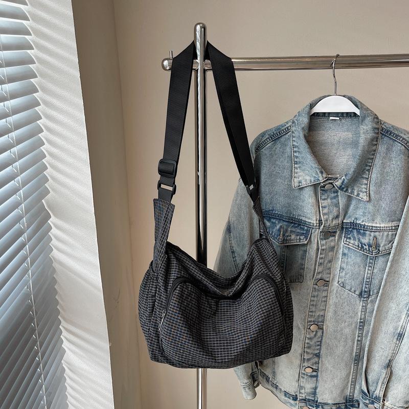 2025 New Japanese Lightweight Plaid Bag Casual Versatile Messenger Bag Women Commuting Out Shoulder Tote Bag