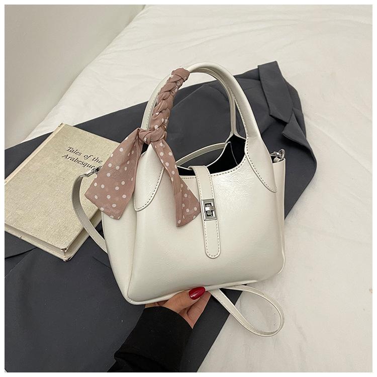 

This year s popular bucket bag women s 2025 new retro simple handbag versatile trendy fashion shoulder messenger bag белый