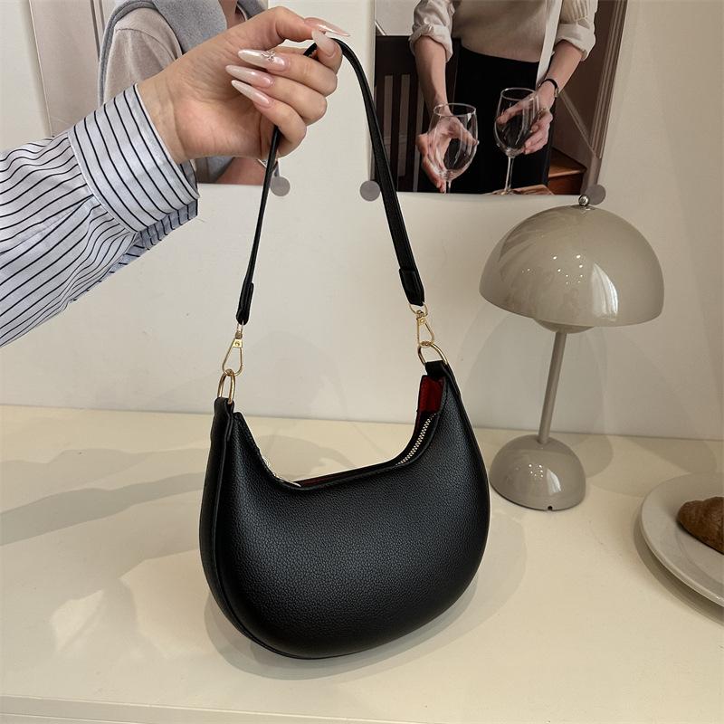 

Корейская версия ins стиль универсальная простая однотонная персонализированная сумка подмышку женская высококачественная текстура модная нишевая новая сумка через плечо чёрный