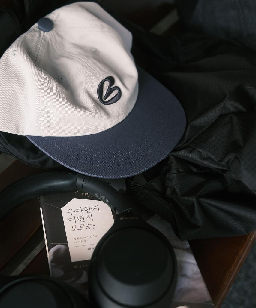 BLUFF B Initial Logo Two-Tone Cap [Cement Grey]
