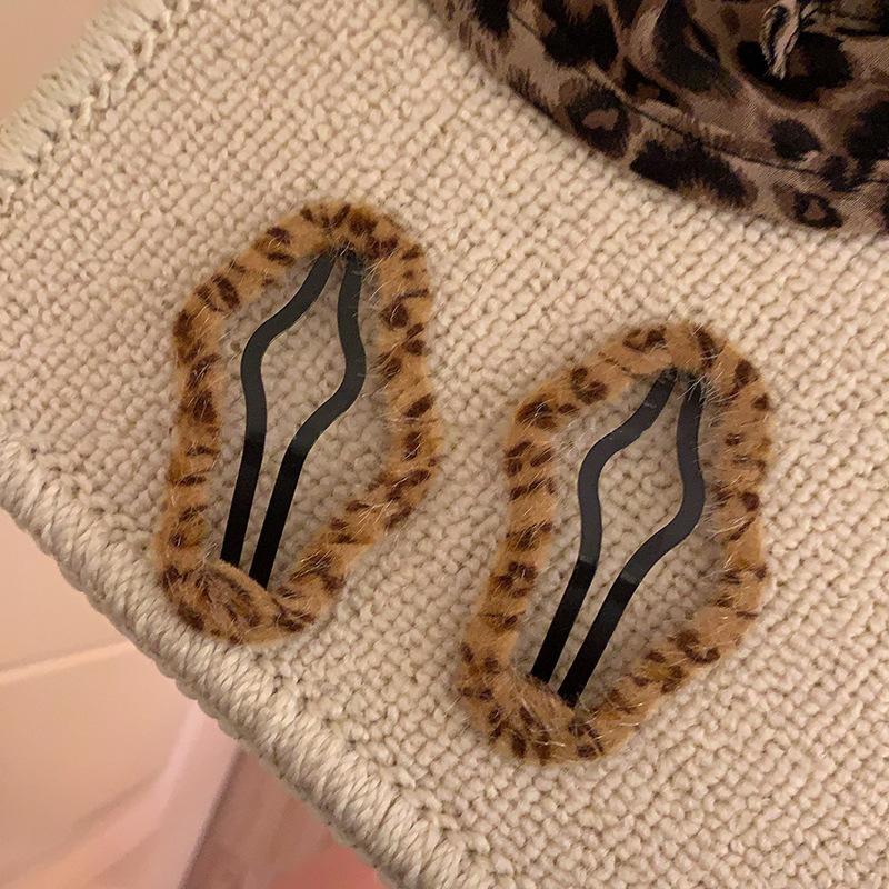 

2 pieces of leopard print hair clip, plush BB clip, hair pin, side bangs clip, clip for loose hair, one-sided clip women.
