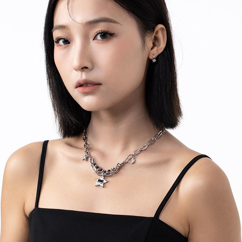 Niche Star Pendant Necklace for Girls: Elegant Clavicle Chain with a High-End, Luxurious Design