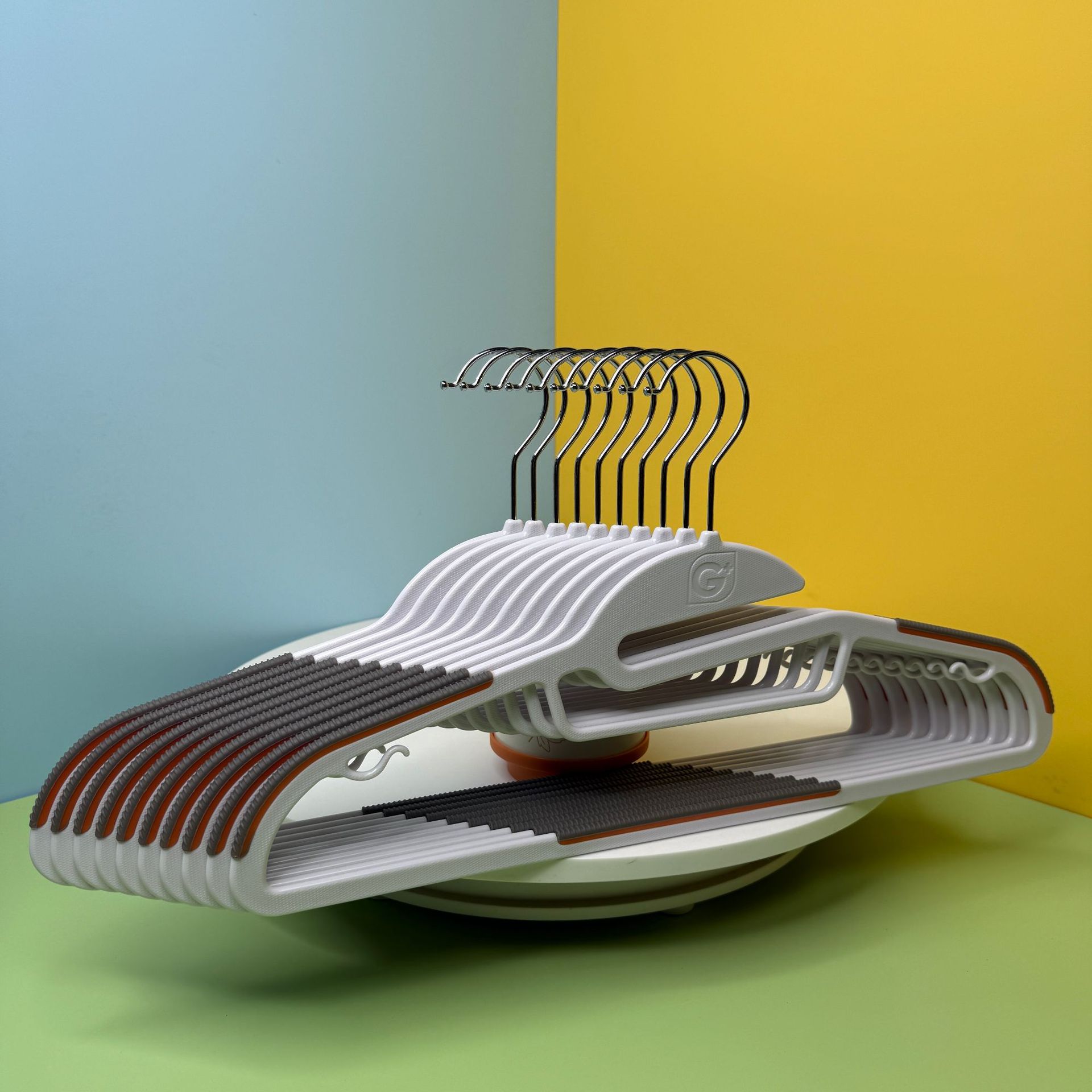 

Пластиковые бытовые вешалки, вешалки для брюк, нескользящие вешалки для одежды, бесшовные прочные вешалки для сушки одежды в магазине, вешалки, подставки для одежды 36/42cm