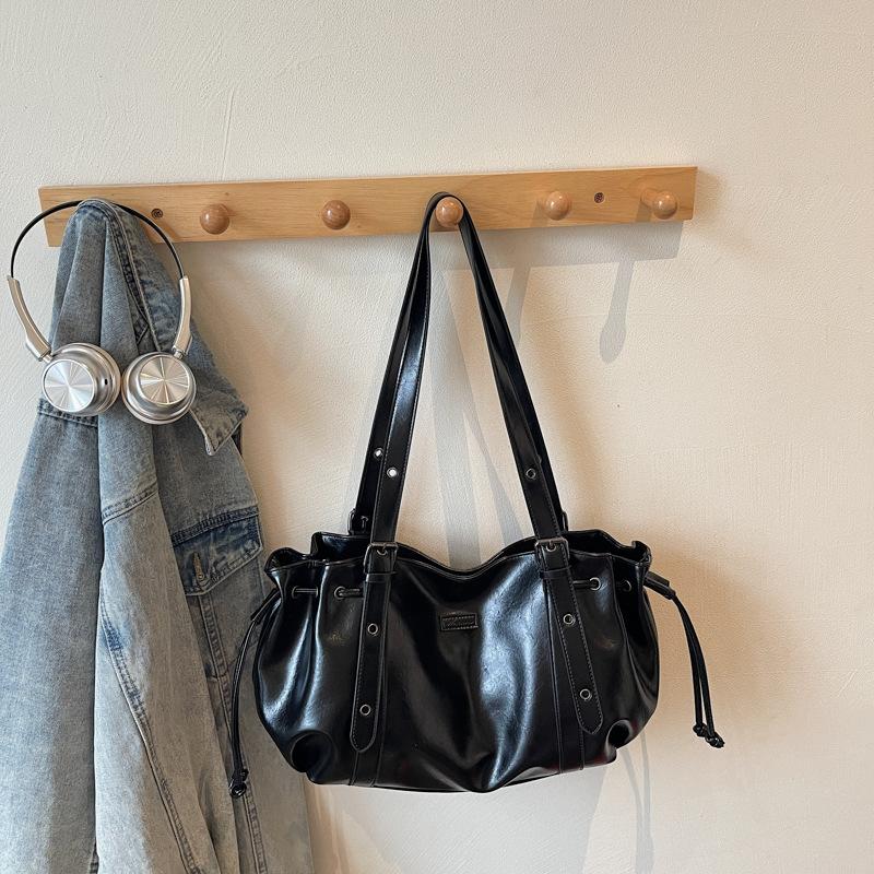 Korean version of high-value large-capacity bag women's 2025 autumn new retro messenger bag going out shoulder commuter bag