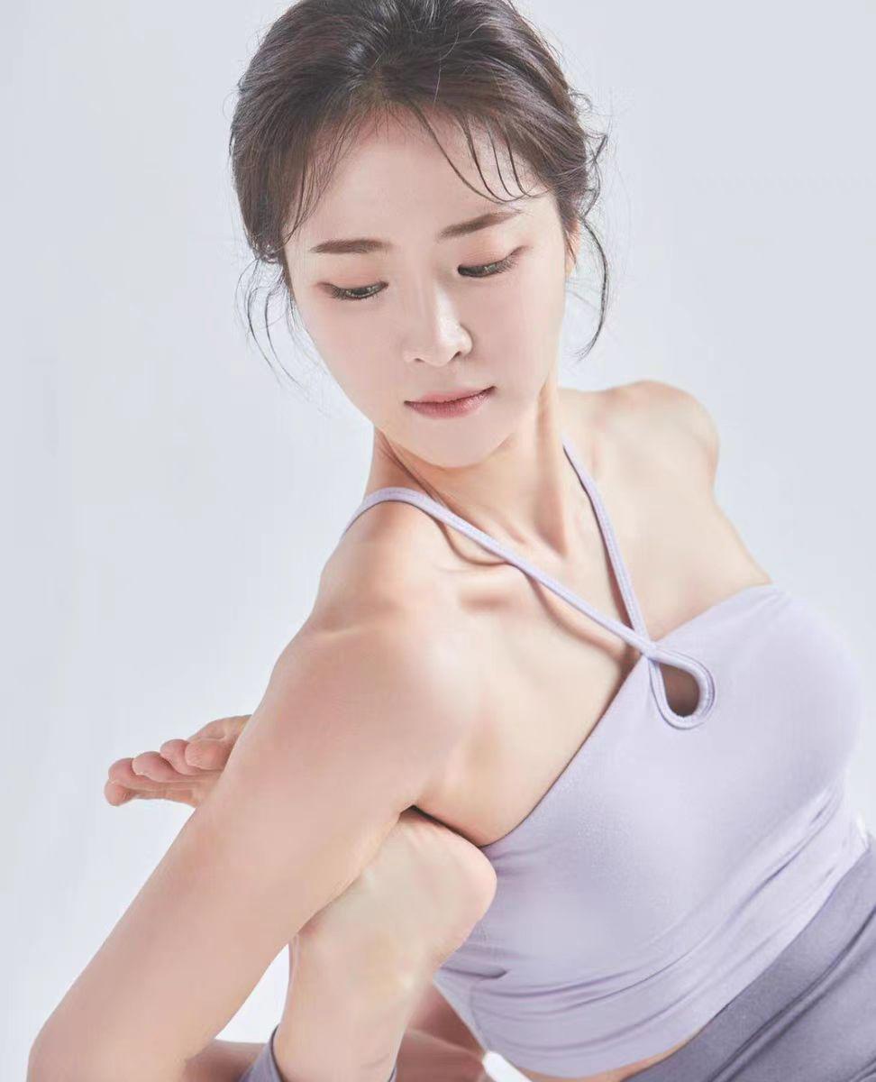

Korean Style Women s Hollow-Out Yoga Tank Top with Shockproof Support and Beautiful Back Design M