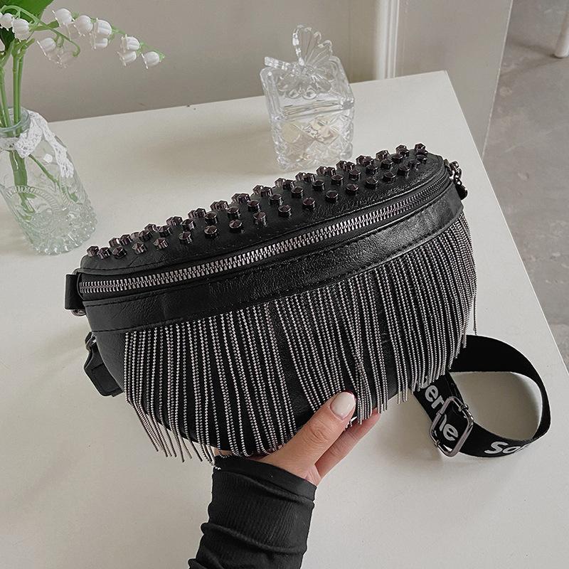 

2025 new bucket bag, European and American locomotive wind fringe bag, fashionable shoulder messenger bag, mobile phone rivet bag.
