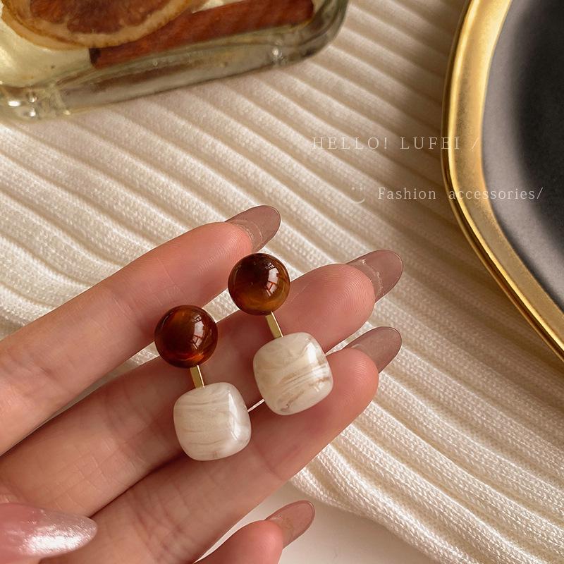 Boucles d'oreilles de luxe tendance 2024 accrocheuses pour femmes: Boucles d'oreilles à clous tendance et polyvalentes pour l'automne et l'hiver