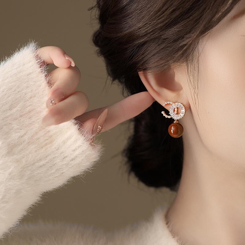 Silver Needle C-shaped Cubic Zirconia & Pearl Earrings: Fashionable Retro Studs for Women.