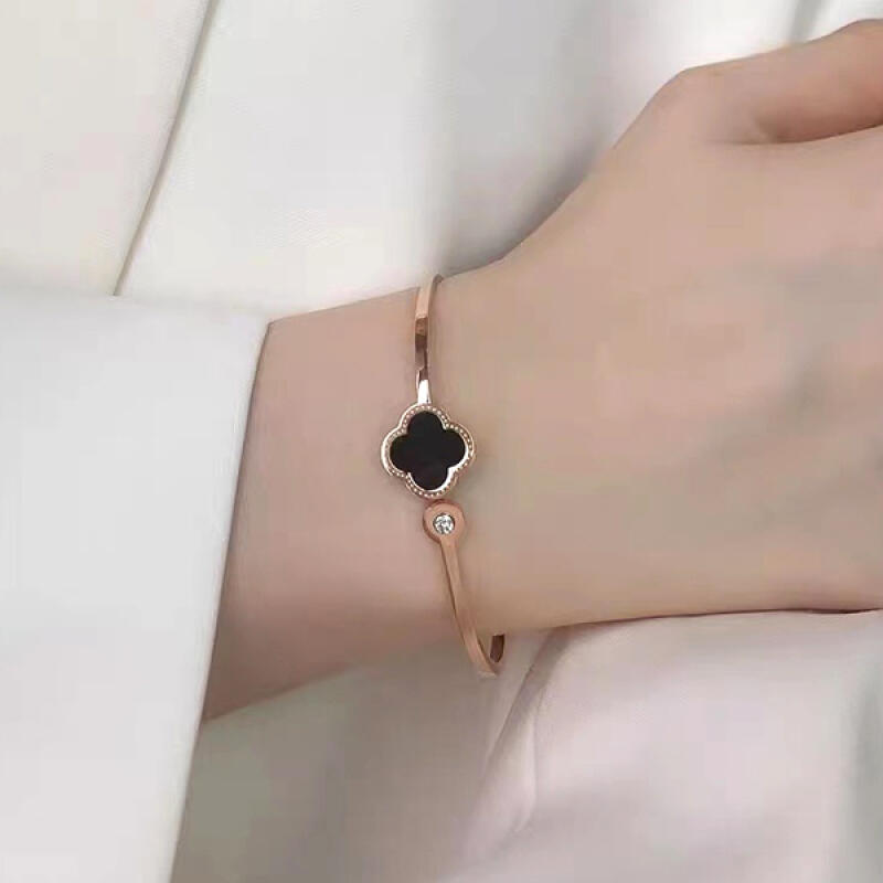 

Tanio Point Cubic Clover Shape Daily Point Bracelet gold