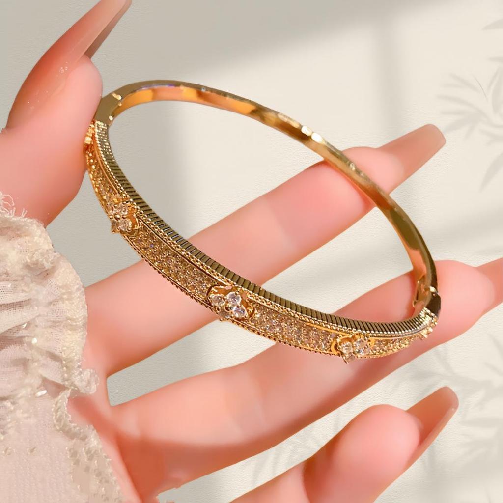 Zircon Four-Leaf Clover Flower Bracelet: Stylish, Luxurious, and Versatile Hand Jewelry for Everyday Elegance