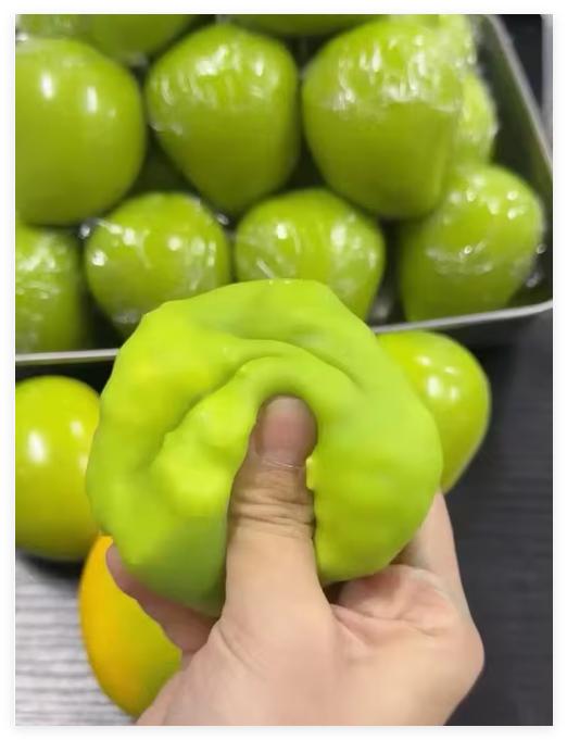 Ręcznie robiona chrupiąca mango piłka antystresowa do ściskania, zmieniająca kolor mango squishy piłeczka Fidget, zabawka sensoryczna ASMR do łagodzenia stresu