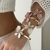 Romantische Rosa Emaille Blumenarmbänder für Damen Vintage Goldfarbe Florale Offene Manschettenarmbänder Eleganter Party-Schmuck Geschenke