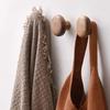 4pcs Beech Walnut Wood Wood Hook Solid Wood Punch Free Hanging Hanger Wood Handle Simple Design Wall Hook Kitchen Organization