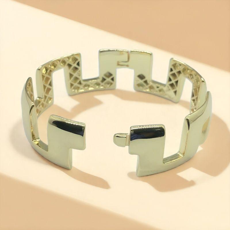 

Women s Exquisite Gold-Plated Influencer Bangle: Elegant Light Luxury Design