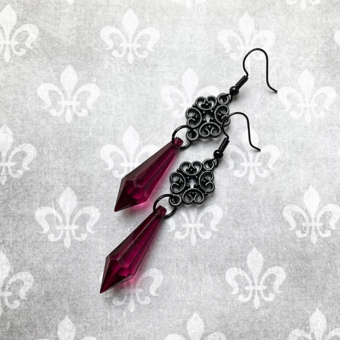 

Retro Victoria Black Hollowed-out Flower Plate Rose-red Teardrop-shaped Dangle Earrings for Women Charm Gothic Jewelry Accessory червоний