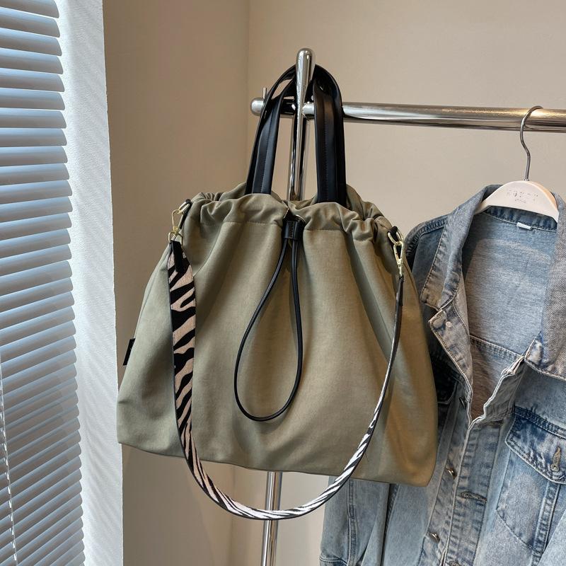 

Сумка-мессенджер для通勤 на работу женская 2025 повседневная модная маленькая свежая повседневная наплечная сумка мужская и женская 通勤 маленькая сумка-портфель зелёный