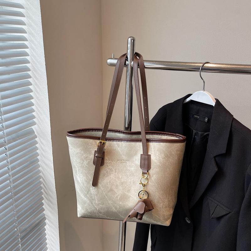 Large capacity tote bag women's 2025 autumn and winter new fashion shoulder bag college students class commuter bag underarm bag