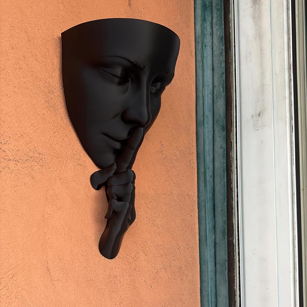 Odolný plastový květináč s obličejem a šrouby - Zábavná domácí dekorace