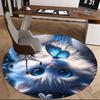 1 Stück Anime-Design Runder Teppich Blaue Schmetterlinge auf Weißer Katze mit Großen Augen, Bürostuhlmatte, Rutschfester Teppich für Heimdekoration, Alle Jahreszeiten