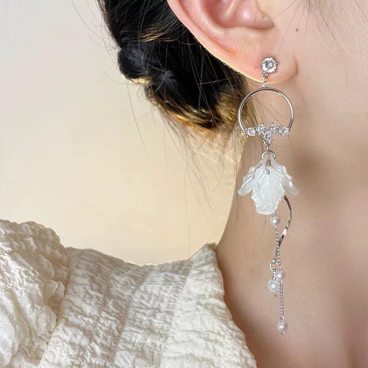 Extra Long Petal Pearl Fringe Earrings Women Minimalist Luxury Small Batch Elegant Dangle Earrings