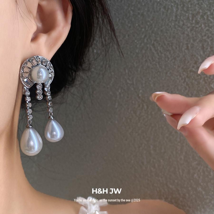 Silver needle exaggerated diamond-set geometric round pearl earrings exquisite simple fashion stud earrings niche high-end earrings