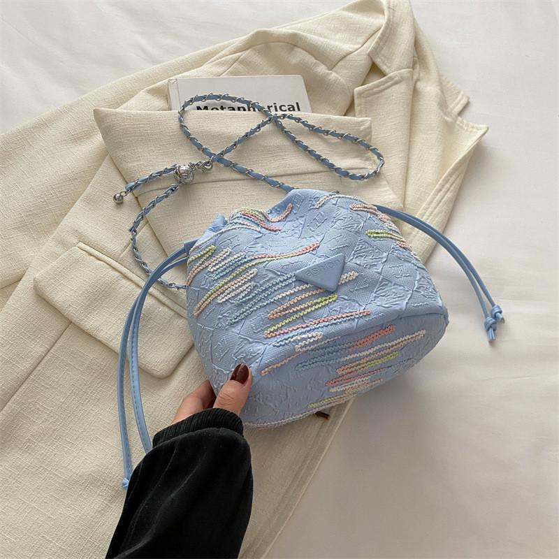 Chic Minimalist Summer Bucket Bag With Durable Canvas For Fashionable Outings