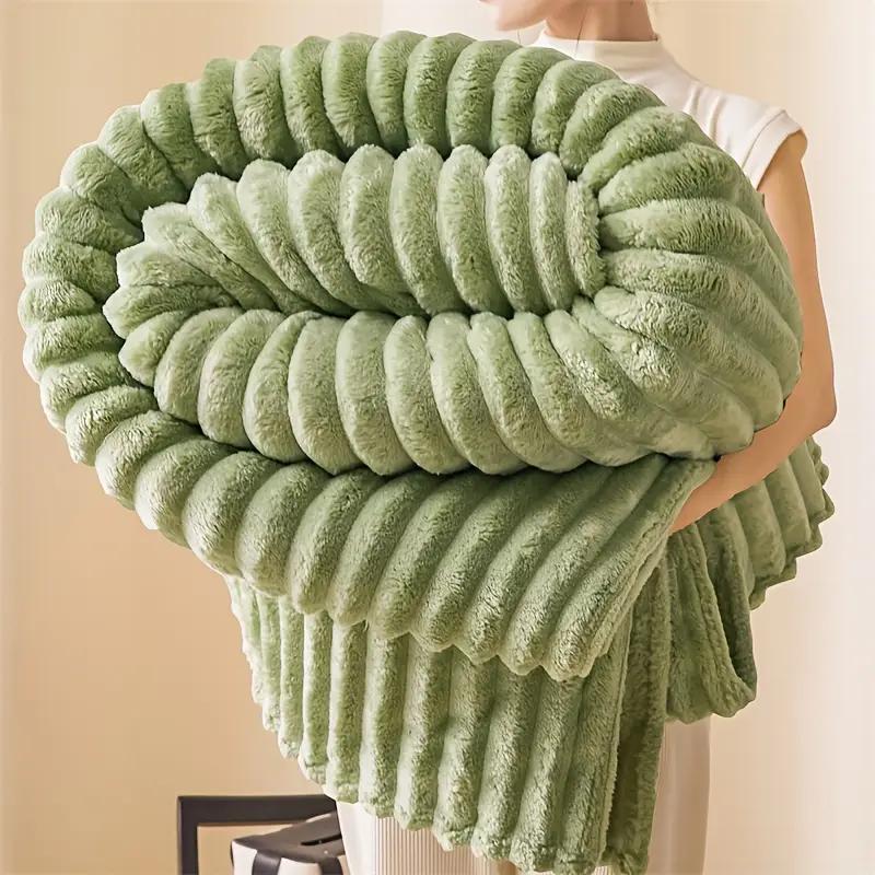 Koc z bardzo miękkiego pluszowego polaru 200*230cm - Przytulny beżowy flanelowy pled z prążkowaną teksturą, Można prać w pralce, Komfort na każdą porę roku do łóżka