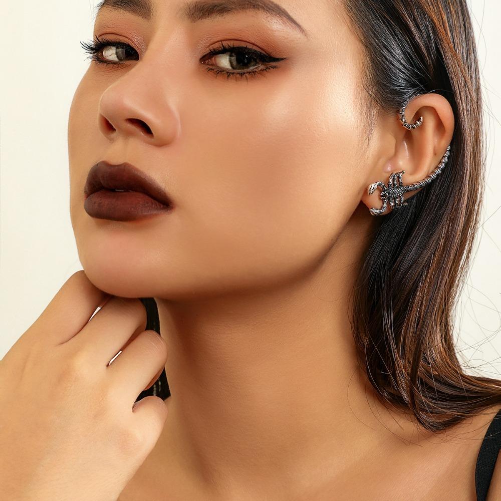 Hip Hop Personality Ancient Silver Metal Stereo Scorpion Bending Ear Contour Stud Earrings for Women Halloween Ear Hook Jewelry