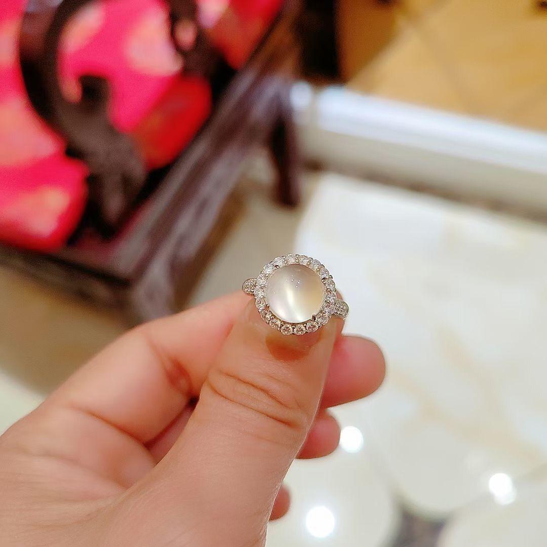 

Кольцо из зеленого халцедона в прямом эфире, инкрустированное ледяно-зеленой поверхностью яйца, сравнимо с женским кольцом из императорского зеленого нефрита с жадеитом и агатом.