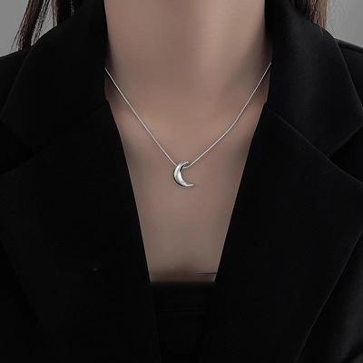 Trendige Halbmond-Halskette - Vielseitige und stilvolle Damen-Sweatshirt-Schlüsselbeinkette