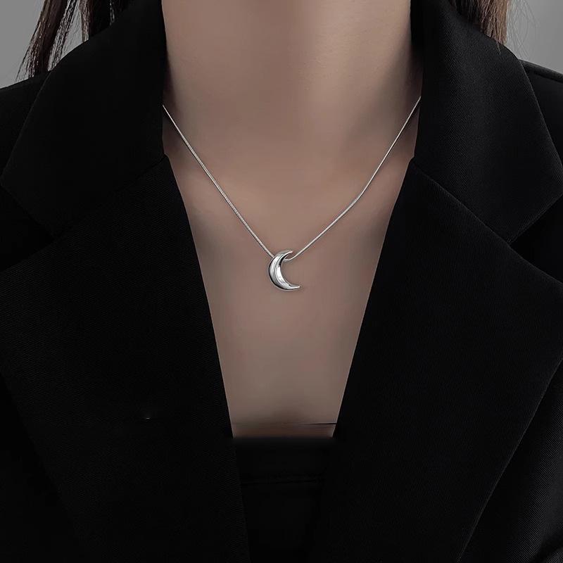 Trendy Crescent Moon Necklace - Versatile and Stylish Women's Sweatshirt Clavicle Chain