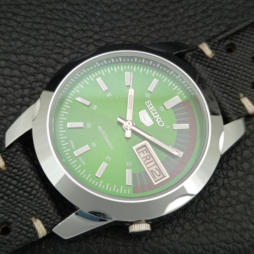 VINTAGE SEIKO 5 AUTOMATIC REFURBISHED JAPAN MENS GREEN DIAL WATCH a446674-1
