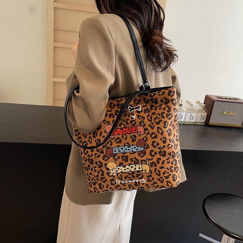 

Japanese and Korean cartoon cute fun Snoopy full print leopard print versatile tote bag large capacity storage bag Mommy shopping bag 36*15*29 коричневий