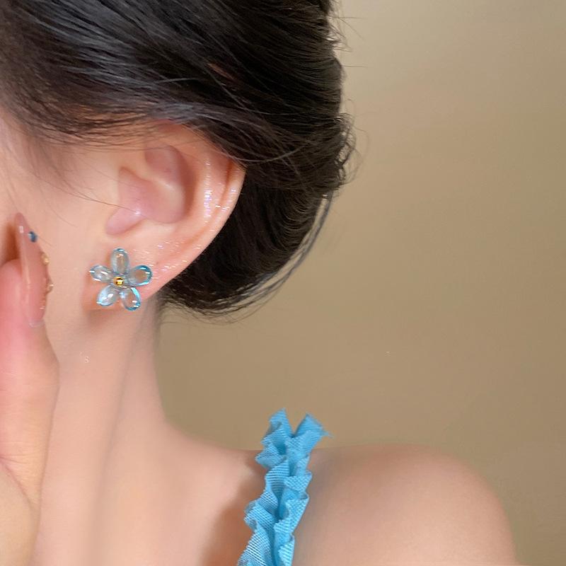 

Серьги-гвоздики с цветами из смолы, простые и милые, высококлассные, универсальные, нишевые, модные, темпераментные, женские