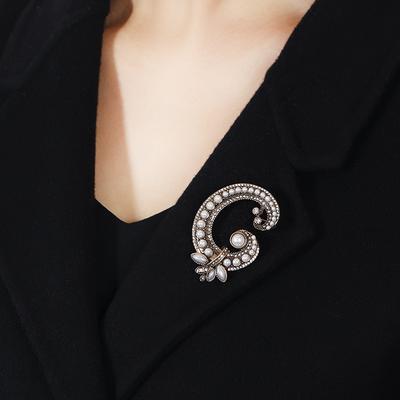 Retro Letter G Brooch Amash Diamond Pearl Pin Women's Niche Temperament High-end Suit with Accessories