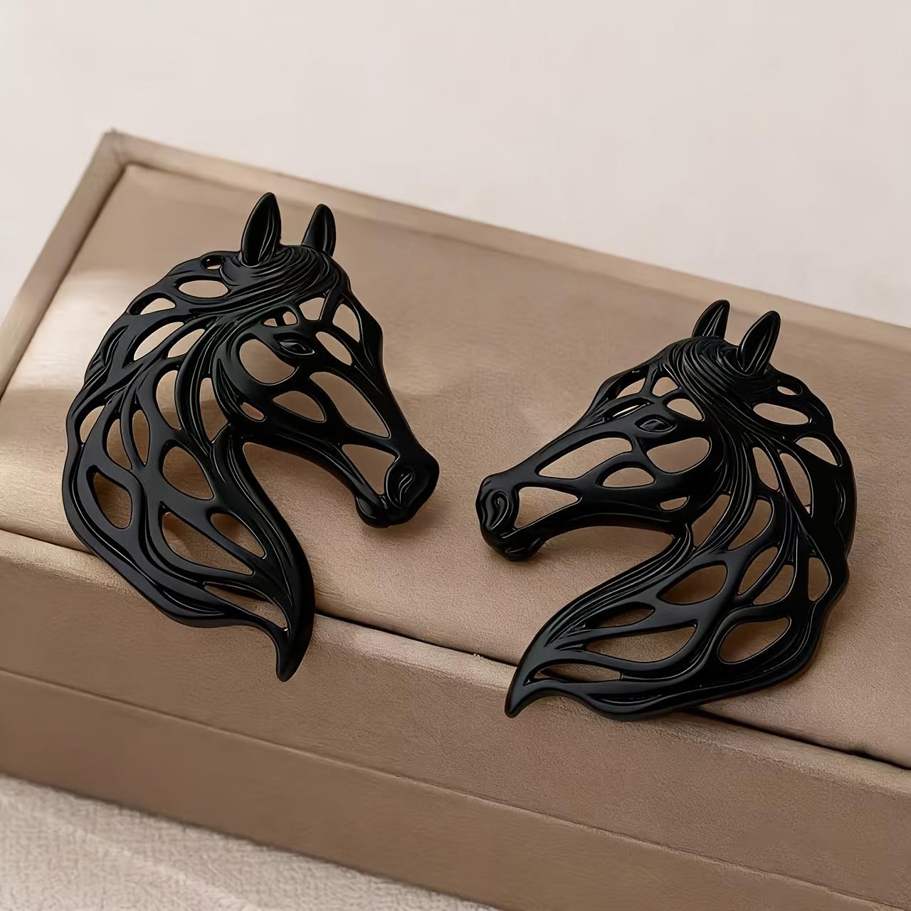

1Pair of Fashionable New European Light Luxury Gold Hollow Horse Earrings Retro Exquisite Heavy Industry Studs чорний
