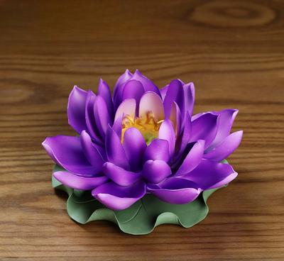Ornamento a forma di loto viola in ceramica fatto a mano, Ornamento artigianale per incenso, Fiore davanti al Buddha, Sala Buddista