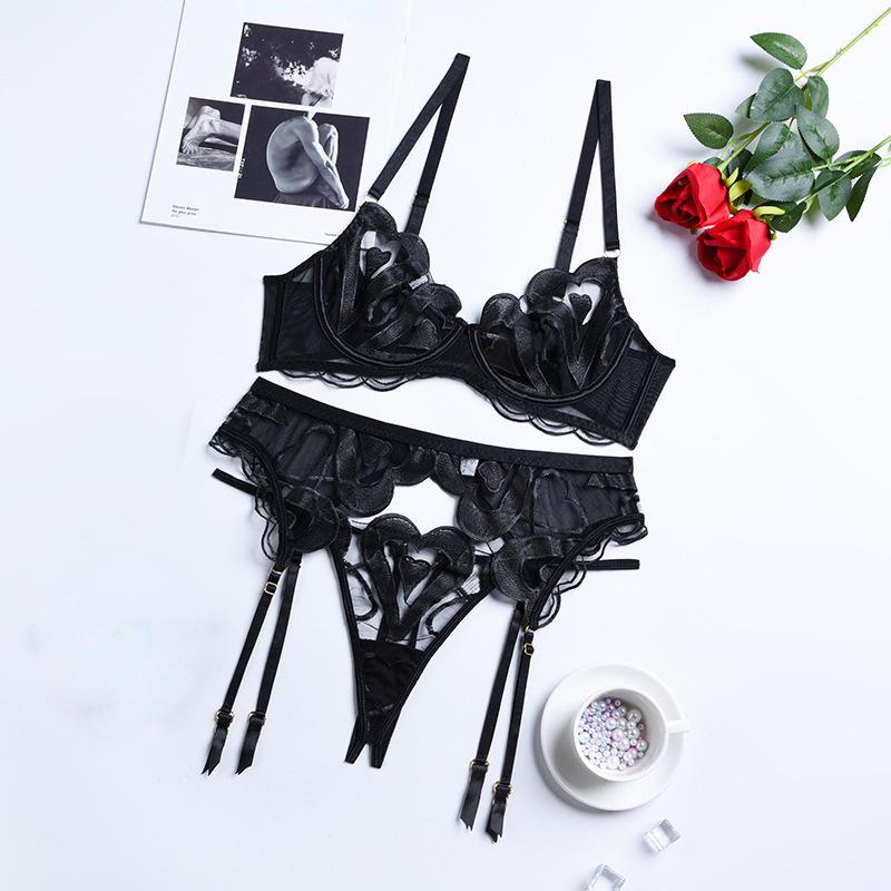 Set di reggiseni in pizzo a 3 pezzi Set di biancheria intima sexy con motivo a cuore scavato Set di biancheria intima di slip neri da donna ZPG