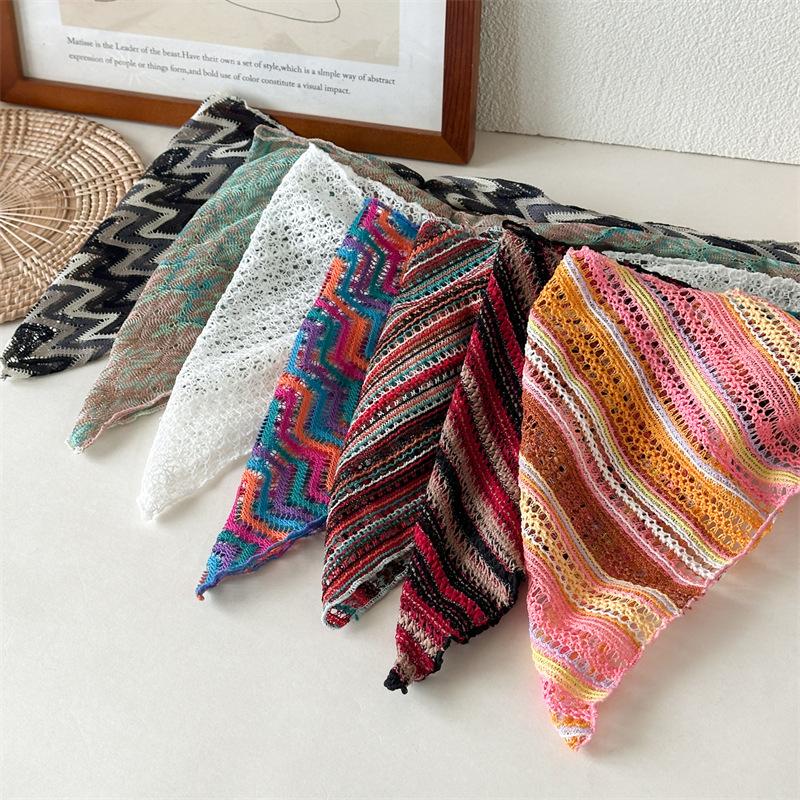 Gestrickter Lochmuster-Kopftuch für Damen, Langer Stil, Modisches gestreiftes mehrfarbiges gefaltetes vielseitiges dreieckiges Kopftuch-Accessoire