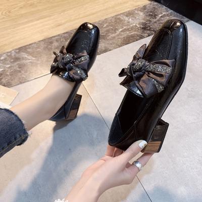 Wind kleine Lederschuhe Damen Frühling neue vielseitige Schuhe mit eckiger Spitze dicker Absatz einzelne Schuhe Damen